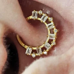 Kolczyk clicker z białymi cyrkoniami - srebrny - K-080