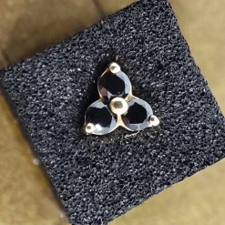 Nakrętka złoto 18K - trójkąt z czarnymi cyrkoniami - GD18K-019