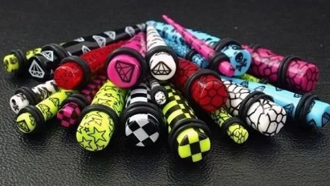 Rozpychacz taper do uszu - gwiazdki - czerwony - RT13