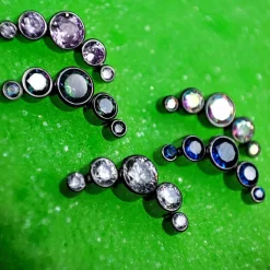 Tytanowa nakrętka cluster z opalizującymi cyrkoniami - srebrna - TNA-033