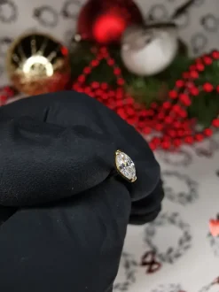 Tytanowa nakrętka łezka z białą cyrkonią - złota - TNA-107