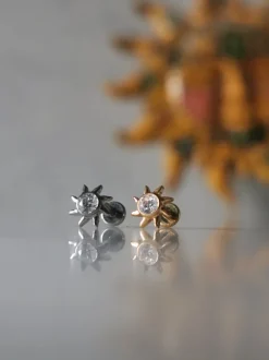 Tytanowa nakrętka słońce z białą cyrkonią - srebrna - TNA-166