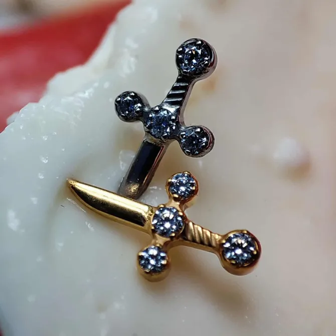 Tytanowa nakrętka sztylet z białymi cyrkoniami - złota - TNA-026