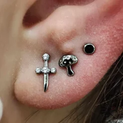 Tytanowa nakrętka sztylet z białymi cyrkoniami - srebrna - TNA-026