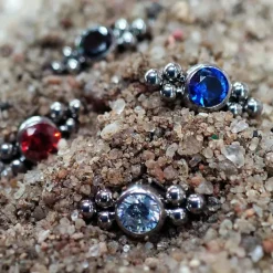 Tytanowa nakrętka z białą cyrkonią i kulkami - TNA-022