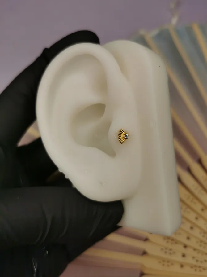 Tytanowa nakrętka z białą cyrkonią - złota - TNA-015