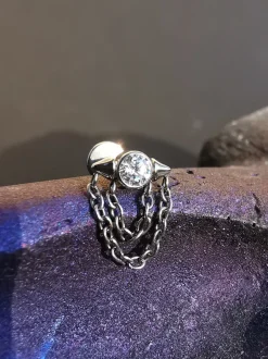 Tytanowa nakrętka z białą cyrkonią i łańcuszkami - srebrna - TNA-174