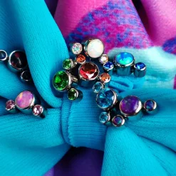 Tytanowa nakrętka z jasnoniebieskim opalem OP17 i opalizującymi kryształkami - TNA-012