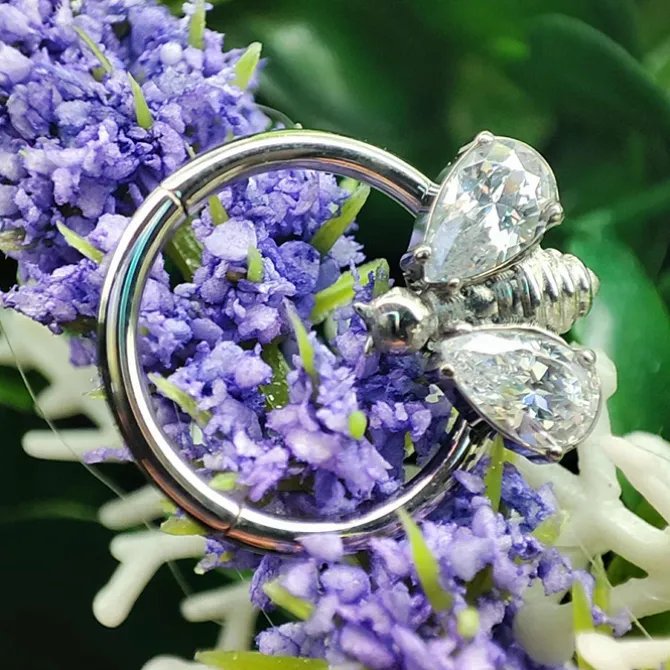 Tytanowe kółko clicker - pszczoła - TK-007