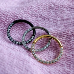 Tytanowe kółko CLICKER z białymi cyrkoniami - złoty - TK-013