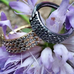 Tytanowe kółko clicker z trzema rzędami cyrkonii - złoty - TK-040