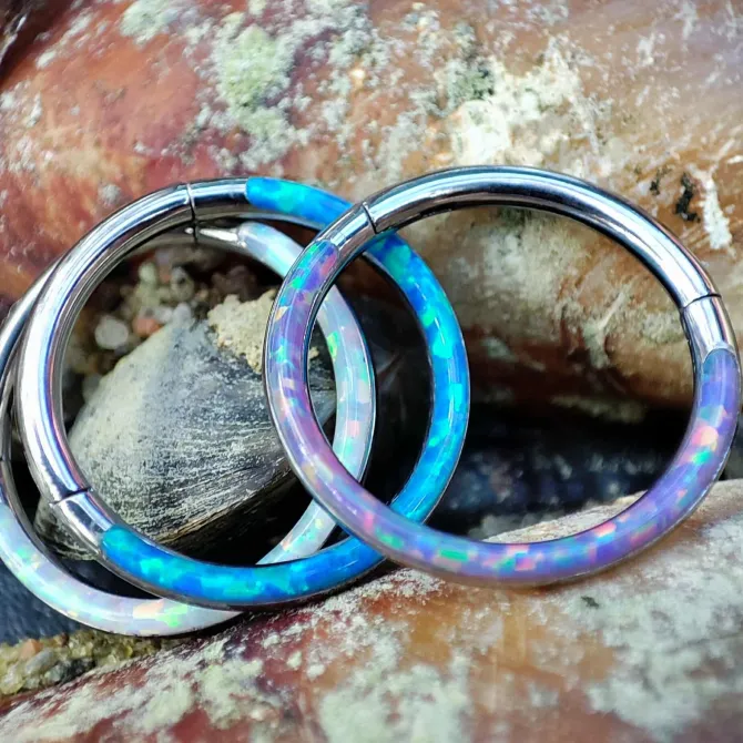 Tytanowe kółko ozdobne CLICKER z opalem - OP 17 - TK-029