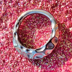 Tytanowy kolczyk clicker kółko z ozdobną strukturą - srebrny - TK-015