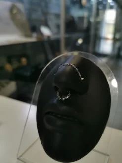 Tytanowy kolczyk clicker z ćwiekami - srebrny - TK-097