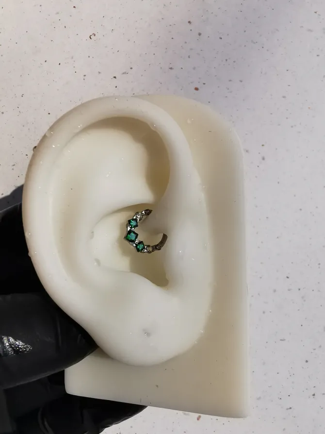 Tytanowy kolczyk clicker z zielonymi cyrkoniami - srebrny - TK-099