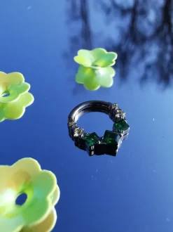 Tytanowy kolczyk clicker z zielonymi cyrkoniami - srebrny - TK-099