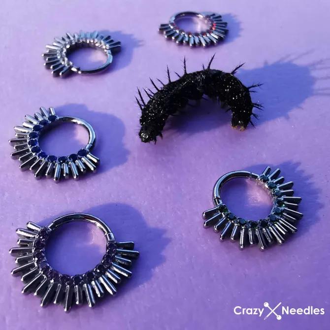 Tytanowy kolczyk clicker z czerwonymi cyrkoniami - srebrny - TK-055