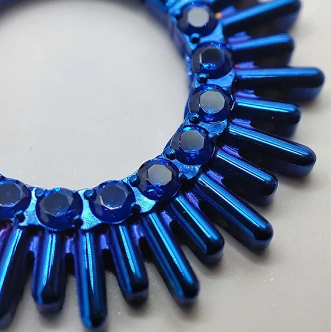 Tytanowy kolczyk clicker z granatowymi cyrkoniami - srebrny - TK-055