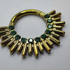 Tytanowy kolczyk clicker z zielonymi cyrkoniami - srebrny - TK-055