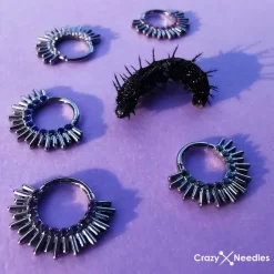 Tytanowy kolczyk clicker z zielonymi cyrkoniami - srebrny - TK-055