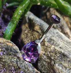 Tytanowy kolczyk do pępka ozdobny fioletowy - TPP-015