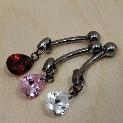 Tytanowy kolczyk do pępka z czerwoną cyrkonią - srebrny - TPP-042