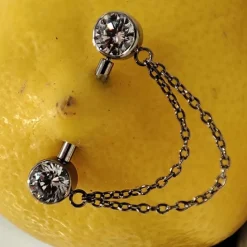 Tytanowy kolczyk do sutka z białymi cyrkoniami i łańcuszkiem - złoty - TI-005