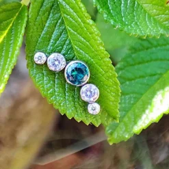 Tytanowy kolczyk labret cluster z morską cyrkonią - srebrny