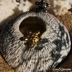 Tytanowy kolczyk labret - żółw - srebrny