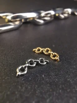 Tytanowy kolczyk labret łańcuch złoty