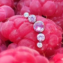 Tytanowy kolczyk labret cluster z różowymi cyrkoniami - srebrny