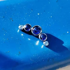 Tytanowy kolczyk labret cluster z niebieskimi cyrkoniami - srebrny