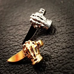 Tytanowy kolczyk labret dłoń z nożem - srebrny - TGW-155