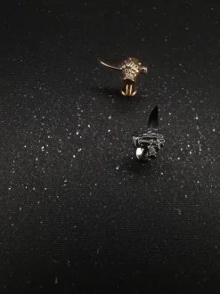 Tytanowy kolczyk labret dłoń z nożem - srebrny - TGW-155