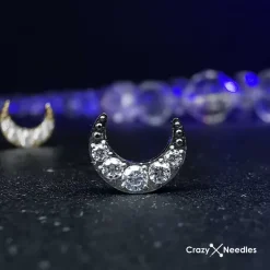 Tytanowy kolczyk labret księżyc z białymi cyrkoniami - srebrny