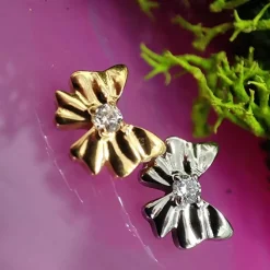 Tytanowy kolczyk labret kokarda z białą cyrkonią - srebrny - TGW-167