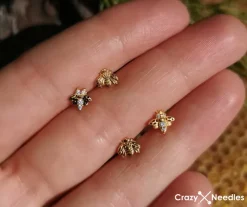 Tytanowy kolczyk labret pszczoła z białymi cyrkoniami - złota - TGW-139