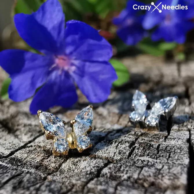 Tytanowy kolczyk labret srebrny motylek z białymi cyrkoniami