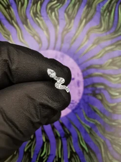 Tytanowy kolczyk labret srebrny wąż z białymi cyrkoniami - TGW-113