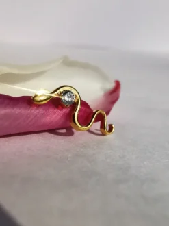 Tytanowy kolczyk labret wąż z białą cyrkonią - złoty - TGW-173