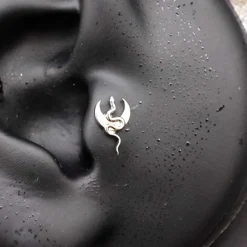 Tytanowy kolczyk labret wąż z księżycem - srebrny