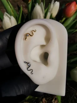 Tytanowy kolczyk labret wąż z białą cyrkonią - srebrny - TGW-173