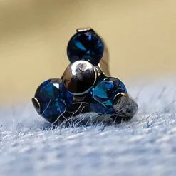 Tytanowy kolczyk labret z trzema niebieskimi cyrkoniami