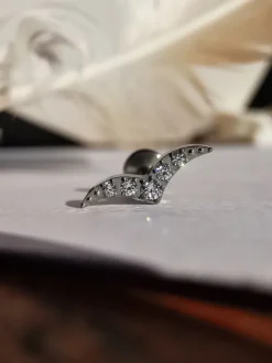 Tytanowy kolczyk labret z białymi cyrkoniami - srebrny - TGW-005