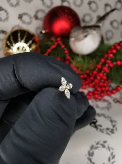 Tytanowy kolczyk labret z białymi cyrkoniami - złoty