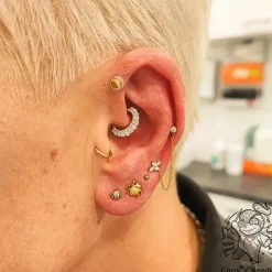 Tytanowy labret żuk - złota