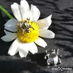 Tytanowy labret żuk - złota