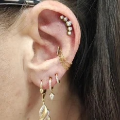 Tytanowy labret z białymi cyrkoniami i łańcuszkami - złoty