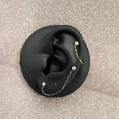 Tytanowy labret złoty z białą cyrkonią i łańcuszkiem - push in - TPI-007